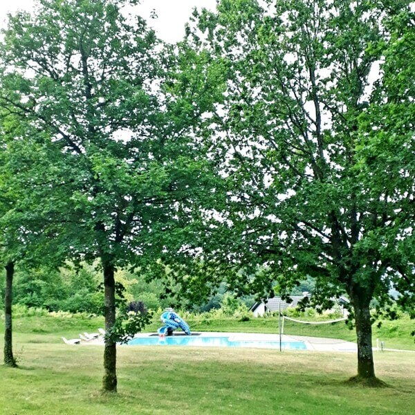 Finto Erlebnisbad Liegewiese mit Rutsche im Hintergrund