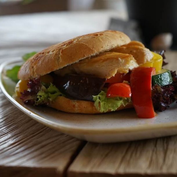 Hähnchen-Burger aus dem Finto-Bistro